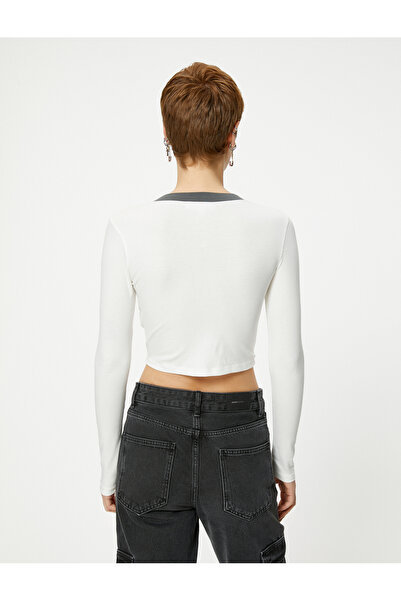 Koton Krótki T-shirt z dekoltem w kształcie litery V, długim rękawem, bawełniany z kontrastowym nadrukiem