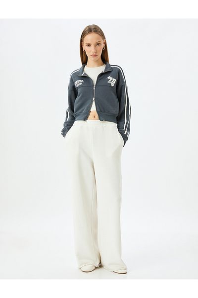 Koton Stehkragen-Crop-College-Sweatshirt mit Reißverschlusstaschendetail