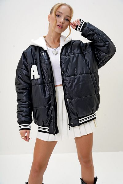 Trend Alaçatı Stili Women's Black Hooded Puffer Coat with Emblem Detail Alc-X12957