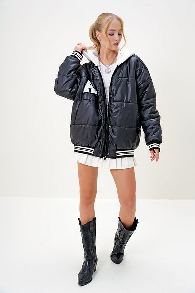 Trend Alaçatı Stili Women's Black Hooded Puffer Coat with Emblem Detail Alc-X12957