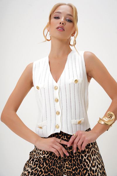 Trend Alaçatı Stili Damen-Strickweste in Ecru mit V-Ausschnitt, Goldknopf und Taschendetail ALC-X13113