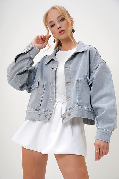 Trend Alaçatı Stili Hellblaue, detaillierte, geknöpfte Jeansjacke mit Taschen für Damen ALC-X12961
