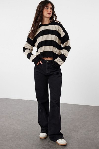 Kolekcia Trendyol Čierny Crop Wide Fit pruhovaný pletený sveter TWOAW24KZ00905