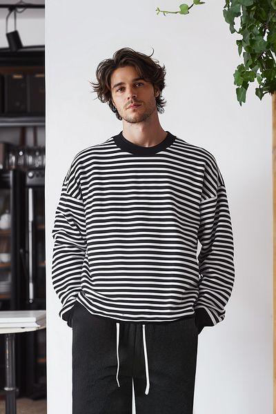 Trendyol Collection Weiches, strukturiertes, schwarz-weiß gestreiftes Oversize-Sweatshirt – TMNAW25SW00169