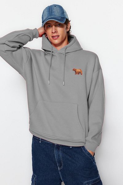 Trendyol Collection Übergroßes, graues Fleece-Sweatshirt mit Kapuze und Stickerei - TMNAW24sw00097