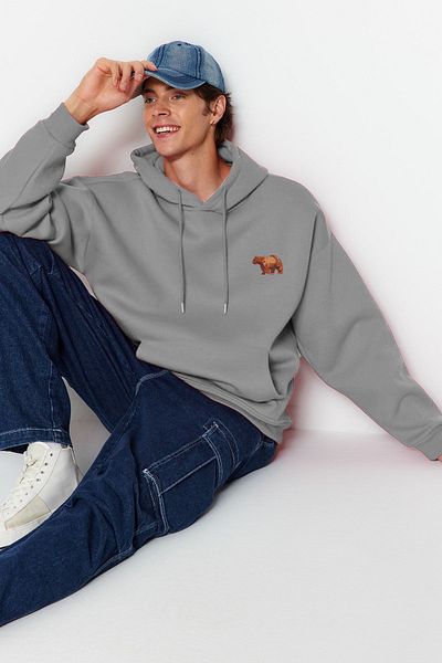 Trendyol Collection Übergroßes, graues Fleece-Sweatshirt mit Kapuze und Stickerei - TMNAW24sw00097