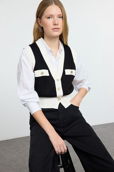 Trendyol Collection Black Slim Pocket Detailed V-Neck Fitted Knitwear Vest Twoaw25Ye00029