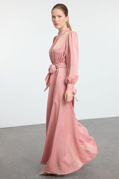 Trendyol Modest Βραδινό φόρεμα με λεπτομέρεια από αποξηραμένο τριαντάφυλλο από σατέν υφαντό TCTAW25DB00014