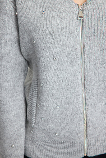 Trendyol Collection Kardigan z měkkého úpletu vyšívaný šedým kamenem - vzhled kabátu Twoaw25Hi00166