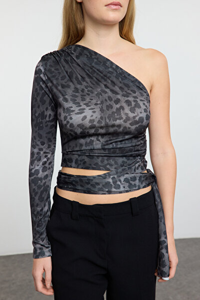 Trendyol Collection Stretch pletená pletená blůza – antracitový leopardí potisk, jednoduchý rukáv, podrobná kravata Twoaw23Bz00094