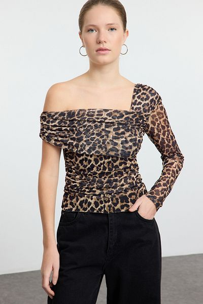 Trendyol Collection Καφέ λεοπάρ στάμπα ασύμμετρη λαιμόκοψη ελαστική πλεκτή μπλούζα που εφαρμόζει στο σώμα TWOAW25BZ00314
