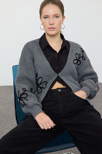 Trendyol Collection Antracitová výšivka Detailní pletenina s výstřihem do V Cardigan Twoaw25Hi00291
