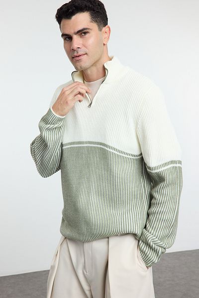 Trendyol Collection Grüner normaler halber Rollkragenpullover mit Farbblockierung TMNAW25KZ00006