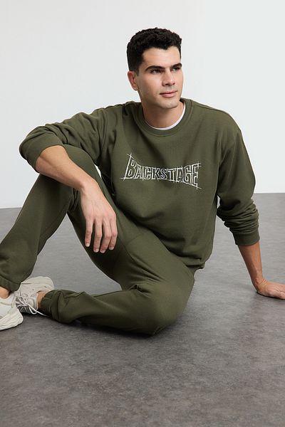 Trendyol Collection Khakifarbenes, übergroßes Trainingsanzug-Set mit Textaufdruck - Tmnaw25em00009