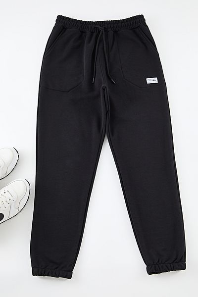 Trendyol Collection Schwarze Sweatpants mit normaler Passform - Taschen genäht TMNSS23EA00010