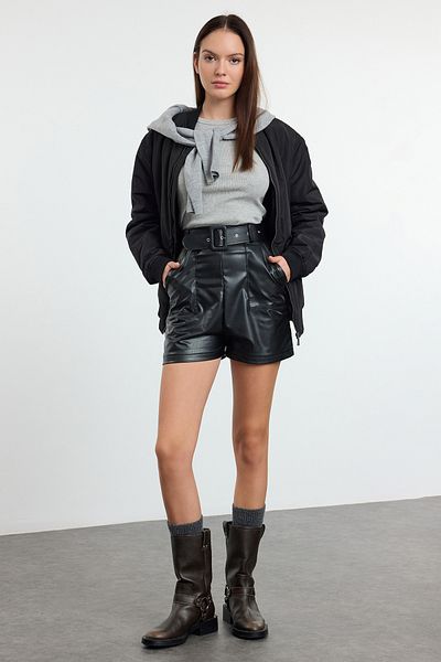 Trendyol Collection Černé mini šortky s vysokým pasem a bermudy Twoaw25Sr00050