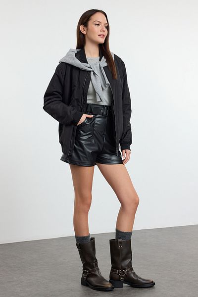 Trendyol Collection Černé mini šortky s vysokým pasem a bermudy Twoaw25Sr00050