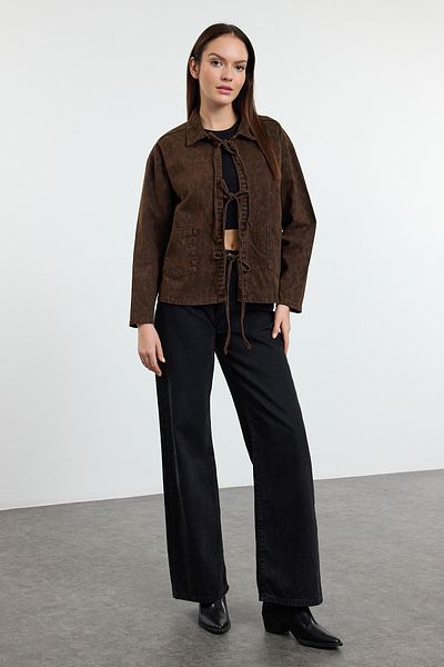 Trendyol Collection Braune, übergroße Jeansjacke mit mehrfarbigem Leopardenmuster und Bindedetail TWOAW25CE00023