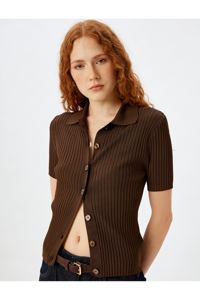 Koton Strickpullover mit Polokragen – kurze Ärmel und Knöpfe