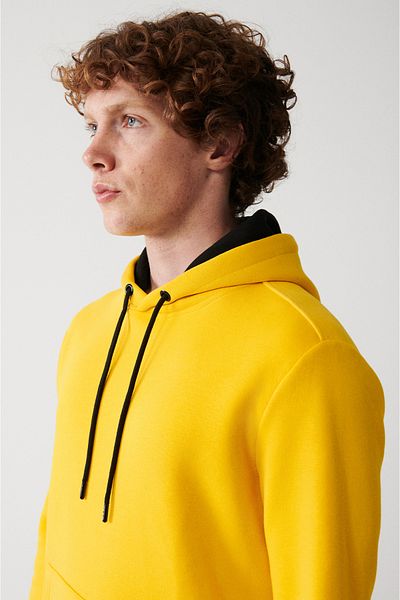 Avva Gelbes Herren-Sweatshirt mit Kapuze und 3 Fäden aus Baumwolle E 001018