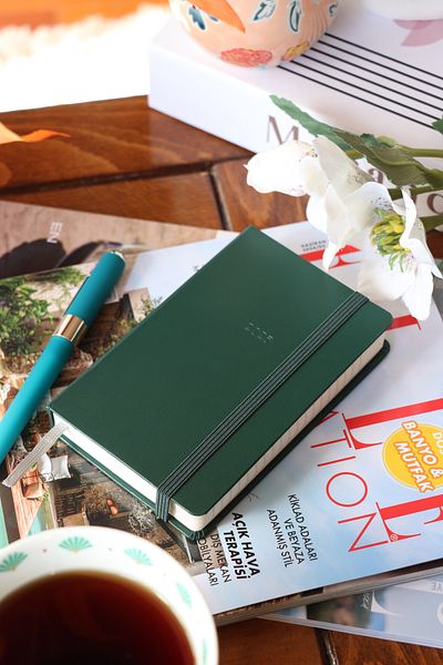 Victoria's Journals 2025 Model Classic Diary Agenda - Hard Cover Ivory A6, 9X14 Cm, 70 g