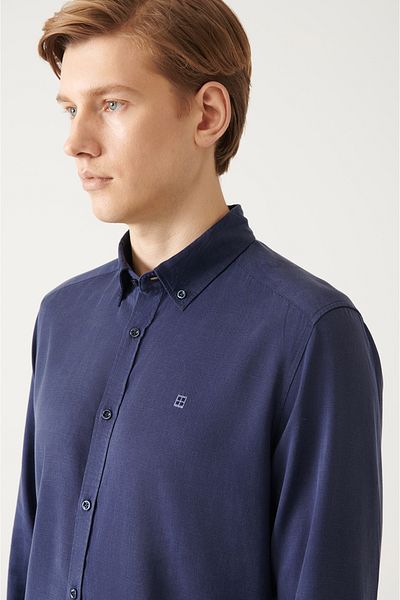 Avva Marineblaues Tencel-Hemd mit Knopfkragen und bequemer Passform B002001