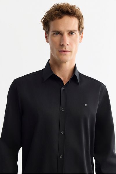 Avva Schwarzes Herrenhemd mit klassischem Kragen aus 100 % Baumwollsatin B 002006
