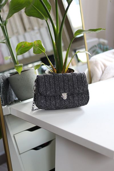 Moom Bag Geantă de umăr cu clemă triunghiulară, argintie, lucrată manual