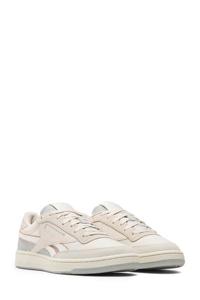 Reebok حذاء رياضي CLUB C REVENGE باللون البيج للجنسين