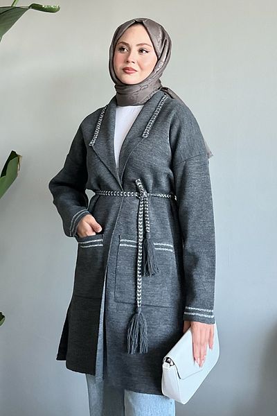 InStyle سترة تريكو أنثراسايت مع تفاصيل محبوكة ولامعة