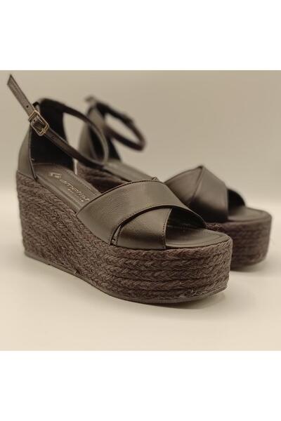 Ametist صندل بكعب عريض من الجلد الأسود من Deka