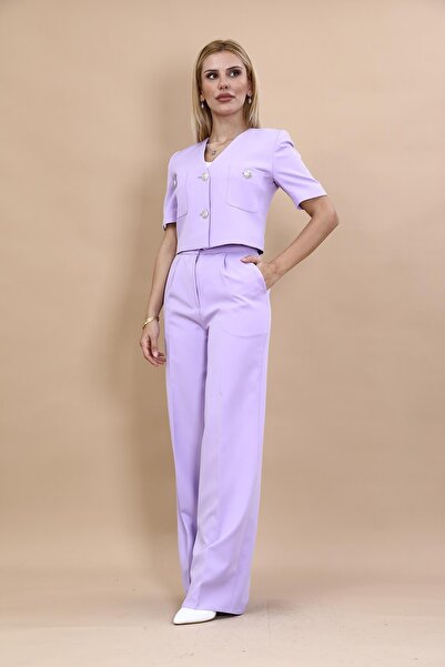 ÖNDER ÖZSOY Kısa Kollu Yakasız Mini Ceket & Yüksek Bel Bol Paça Pantolon Takı...