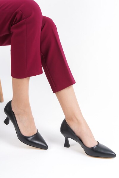 Ayakkabı Podyumum GÜLÇİN Черни обувки с висок ток - 5 см ток, заострени, заоб...