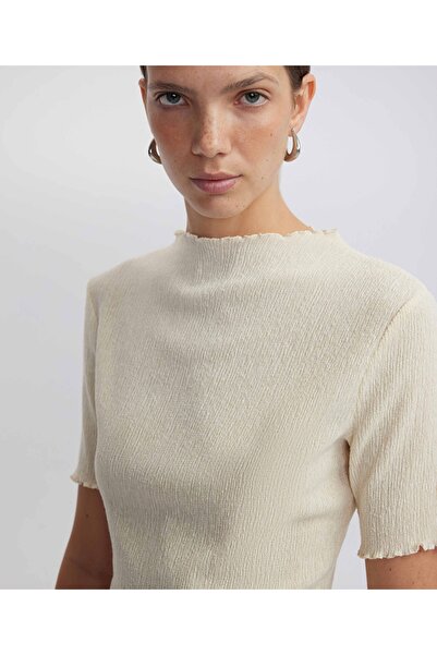 İpekyol Dokulu yüksek yaka tişört