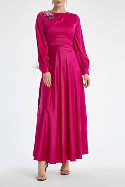 SERPİL A Kesim Çiçek Aplikeli Omuz İşlemeli ve Tüylü Kol Detaylı Fuşya Elbise...