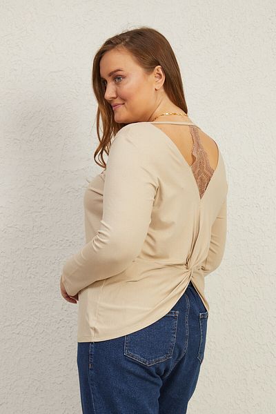 Büyük Moda Μπλουζάκι με λεπτομέρεια δαντέλας στην πλάτη
