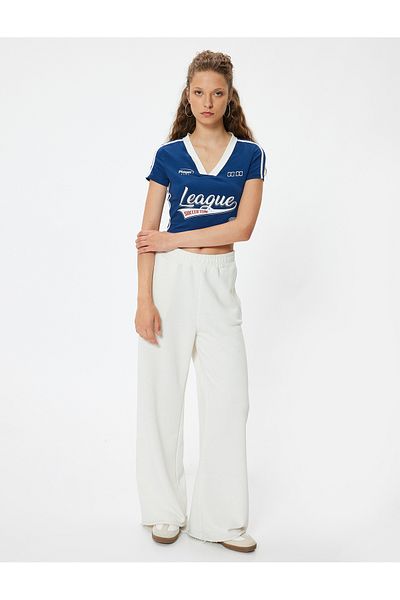 Koton Μπλουζάκι Crop με στάμπα V-Neck College - με ραβδώσεις, κοντό μανίκι