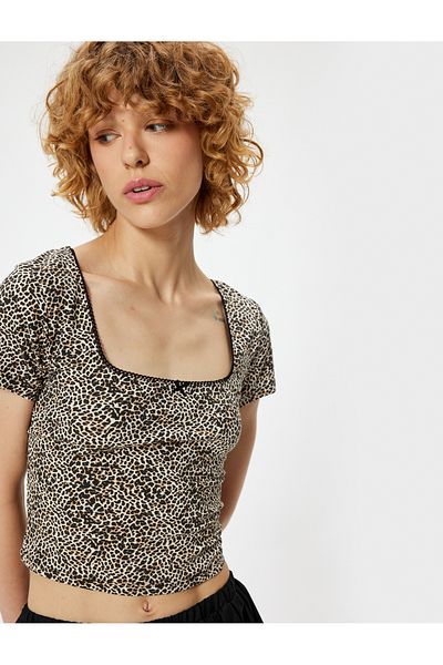 Koton Tricou cu mânecă scurtă cu fundă cu imprimeu leopard, slim fit, gât pătrat