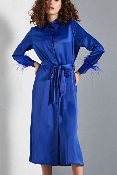 SERPİL Saten Gömlek Tüy Detaylı Bel Kuşaklı Kadın Midi Boy Saks Elbise 37137