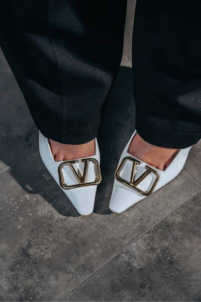 Lizzu Λευκό λουστρίνι Niolas - Γυναικεία παπούτσια με κοντό τακούνι με λεπτομέρεια με αγκράφα V