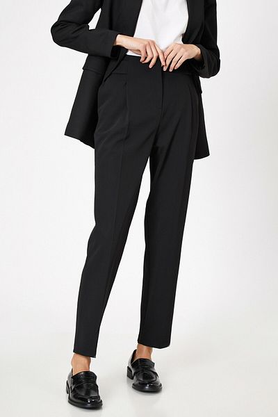 Saade Black Pleated Carrot Cut Belt Detailed Trousers