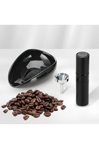 Choice مجموعة من ثلاث قطع: زجاجة رذاذ يدوية مضادة للكهرباء الساكنة سعة 10 مل لحبوب البن، وكوب لمعايرة حبوب البن بدقة.