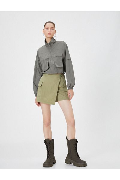 Koton Saisonale Parachute-Jacke mit Reißverschluss, Stehkragen und Patten-Doppeltaschen-Detail