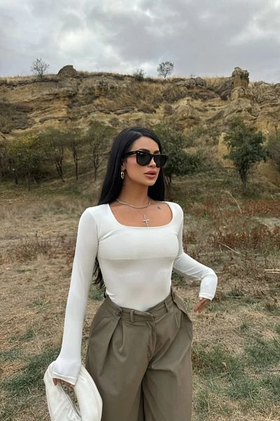 MOZENA Basic Square Neck Bodysuit