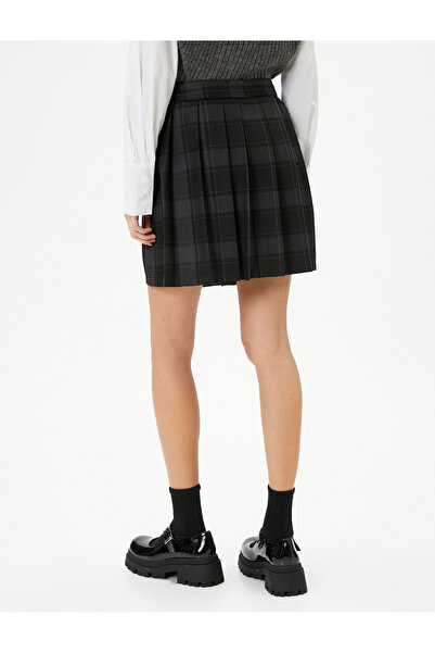 Koton Pileli Mini Etek Kemer Detaylı Çift Kumaş Kullanımlı Asimetrik Kesim