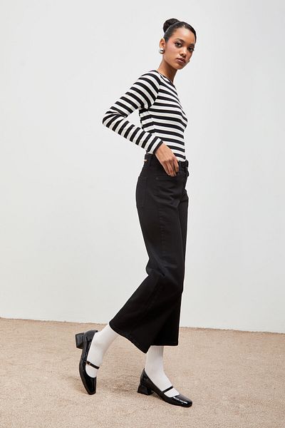 its basic Black Lycra Women's Denim - 1W41 Straight Cropped Fit