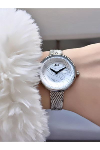 Q&Q   Minimal Elegant Thin Case Women's Straw Cord Wristwatch