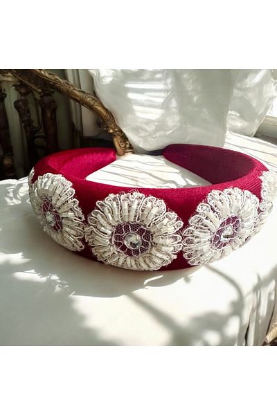 alsaccessories Елегантна корона за коса с гипюр и детайли от камъни върху червена кадифена корона