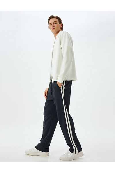 Koton Jogginghose mit Schnürung in der Taille und Taschendetail aus Baumwolle