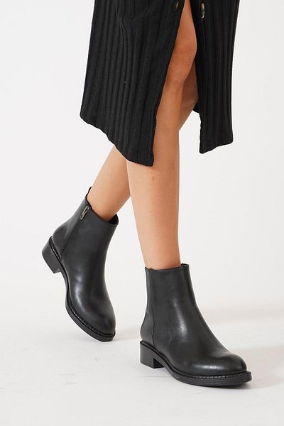 Moda Pie Μαύρες γυναικείες μπότες Klomix - Επίπεδο φερμουάρ και δέρμα